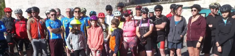 Participants de la randonnée Mai à vélo réunis avant le départ