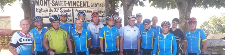 Les cyclos du club devant le panneau de l'église du XIe siècle de Mont-Saint-Vincent