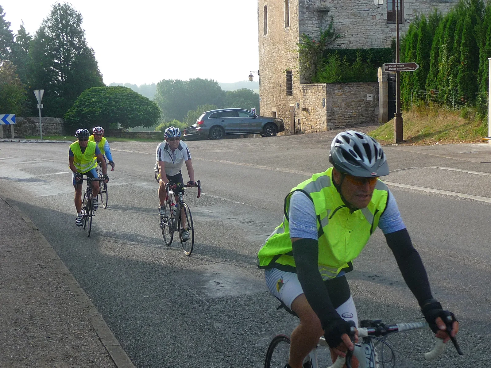 Cyclos en gilet jaune sur la route du brevet des Montagnards du Jura