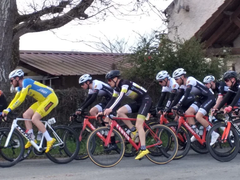 Coureurs de la course Dijon-Auxonne-Dijon dans une rue d'Auxonne