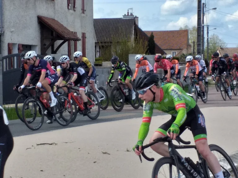 Coureurs dans un virage à Auxonne, course Dijon-Auxonne-Dijon