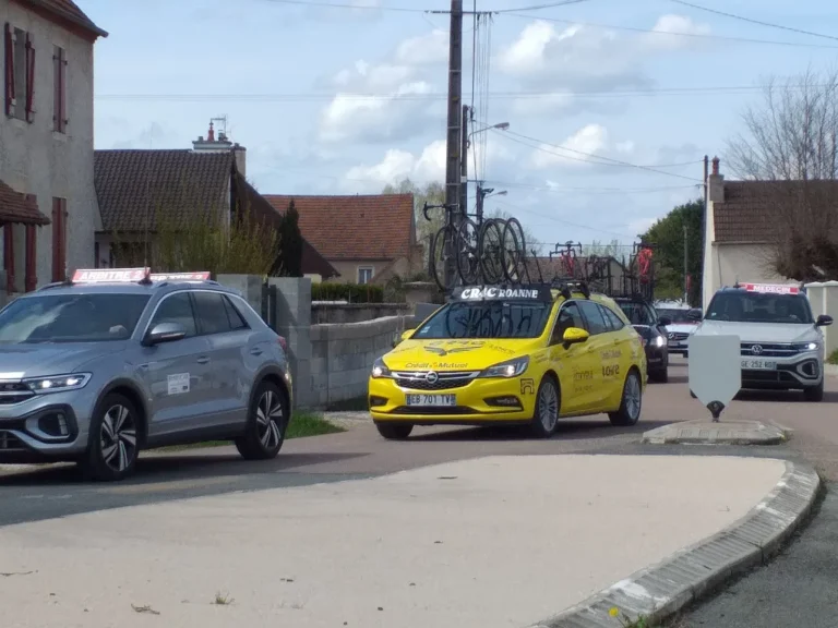 Voiture de course jaune sur le parcours Dijon-Auxonne-Dijon, à Auxonne