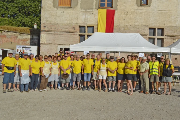 Bénévoles en tee-shirt jaune devant le stand d'accueil d'une randonnée