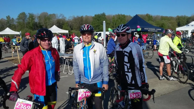 Trois cyclos avec leur plaque de cadre au départ d'un brevet