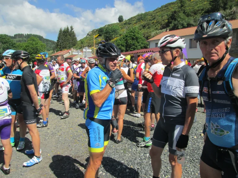 Cyclos du club parmi les participants au départ d'une randonnée