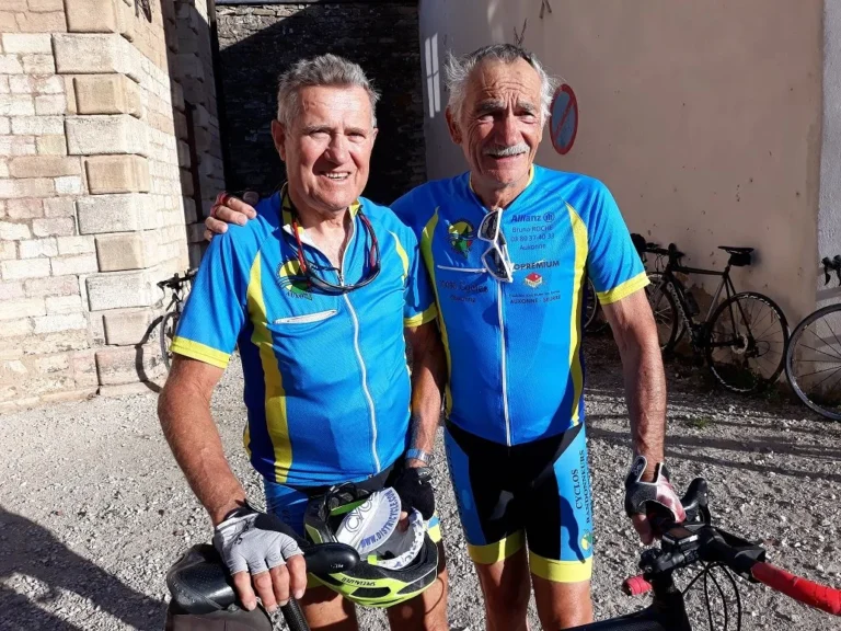 Deux cyclos du club en maillot bleu et jaune
