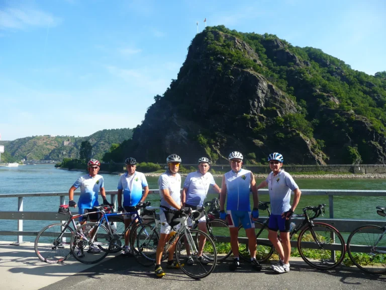 Les cyclos du club devant un grand rocher au bord d'un fleuve