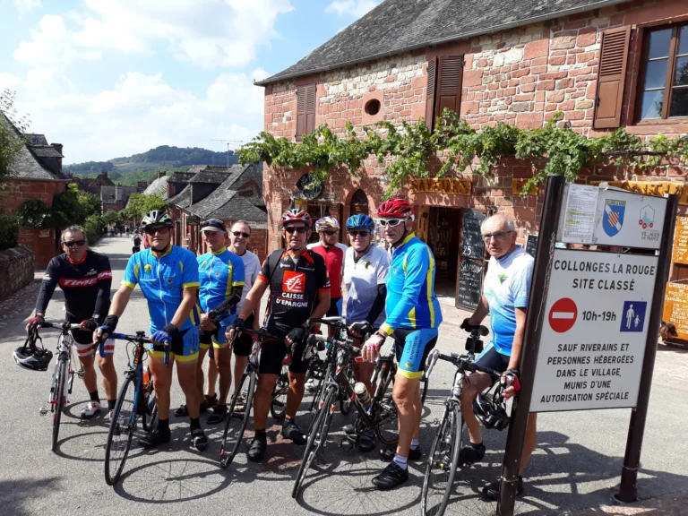 Les cyclos du club à l'entrée d'un village de Dordogne en 2018