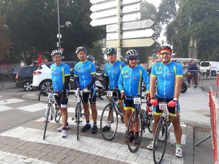 Cyclos du club à un carrefour lors de la randonnée Louis Pasteur 2018