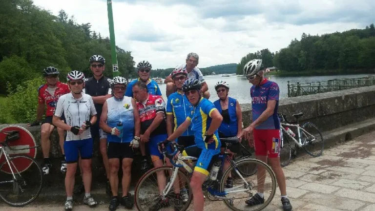 Groupe de cyclos en pause au bord d'un lac