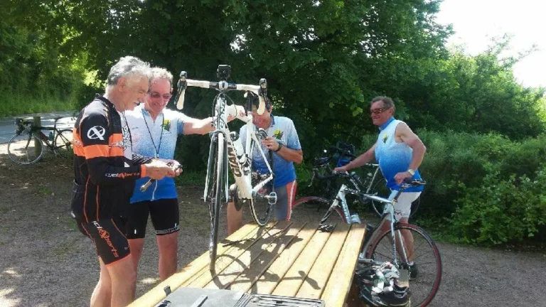 Pause pique-nique des cyclos à l'orée d'un bois