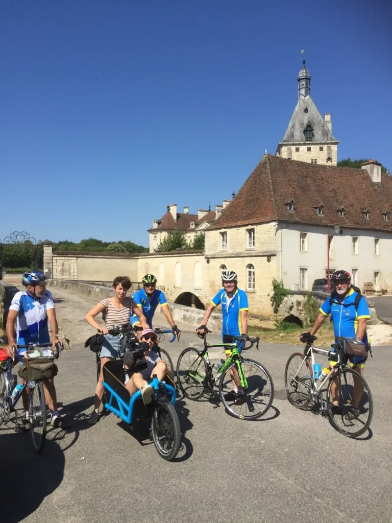 Cyclos du club devant un château, lors du reportage de TF1 en 2018