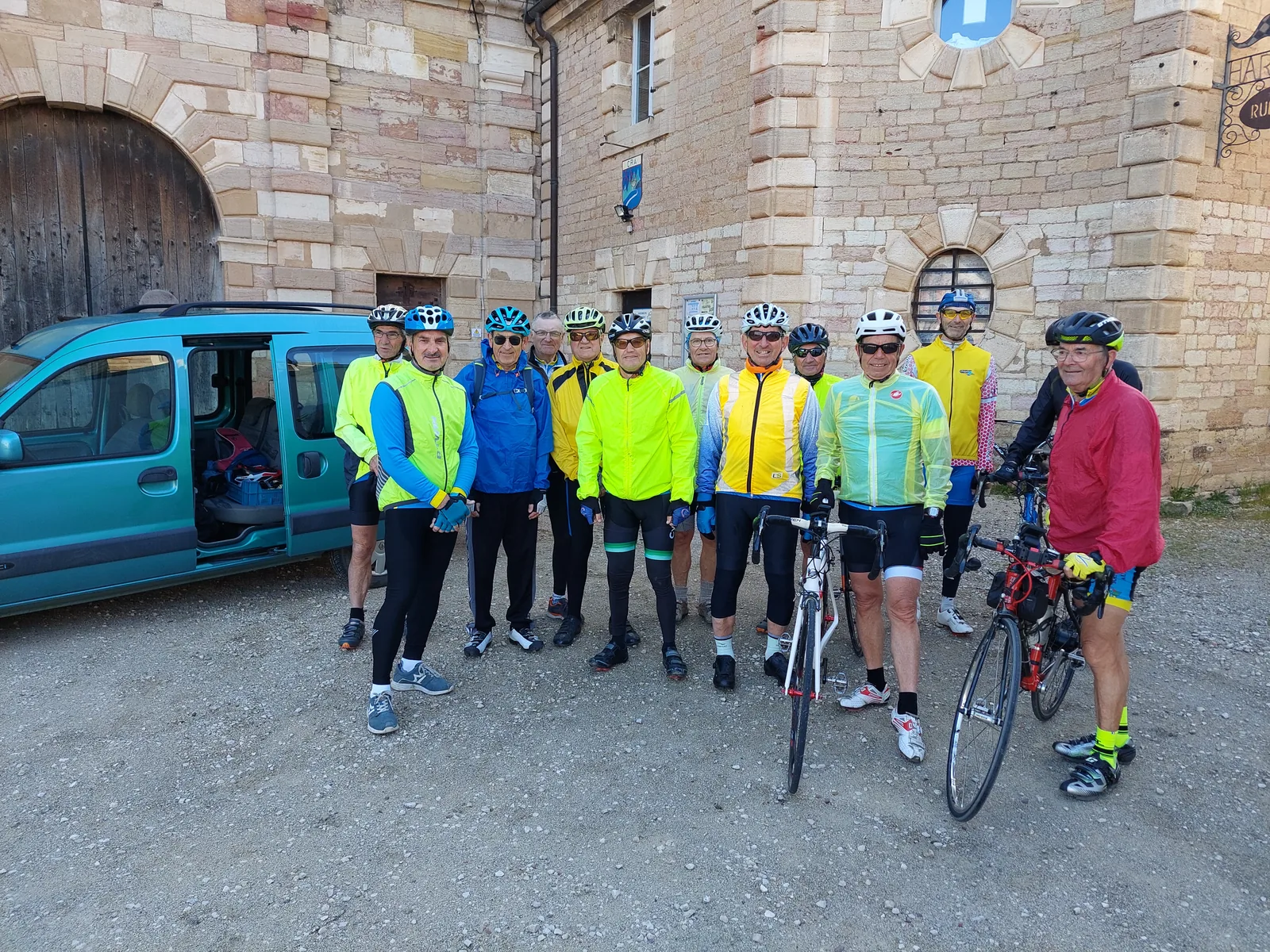 Les cyclos du club et leur voiture d'assistance avant la journée de randonnée en Haute-Saône