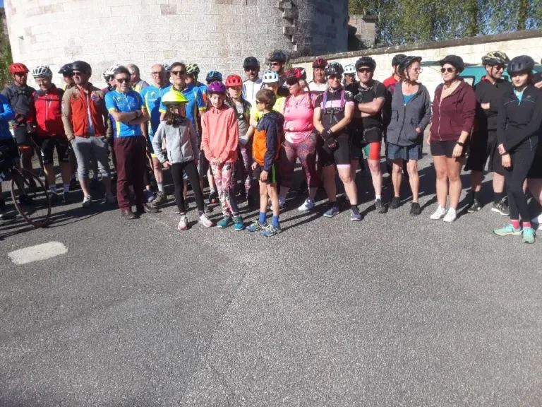 Participants de Mai à vélo, adultes et enfants, réunis avant le départ