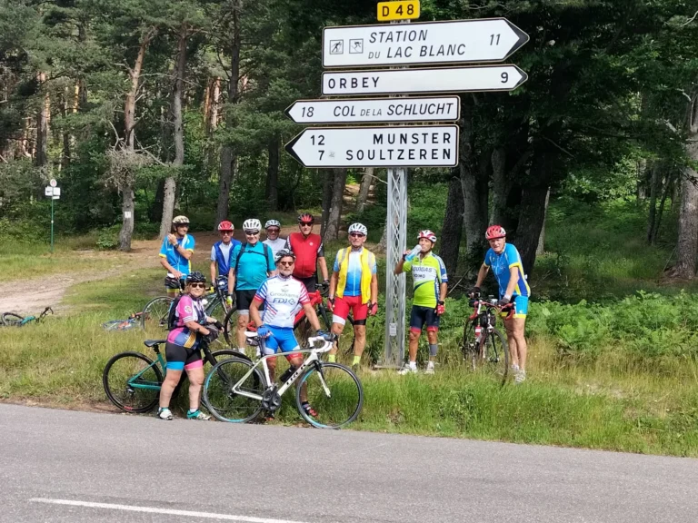 Le groupe du séjour en Alsace devant les panneaux Station du Lac Blanc, Orbey, Col de la Schlucht