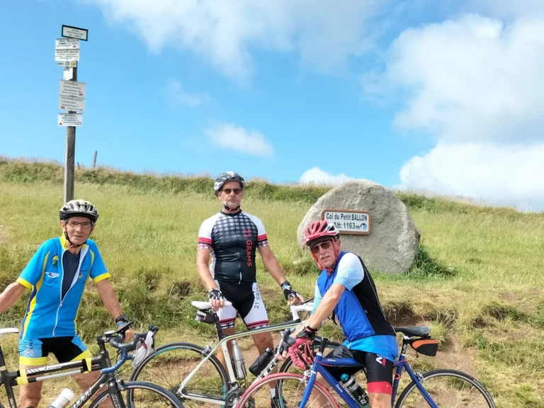 Trois cyclos du club devant une borne, en Alsace