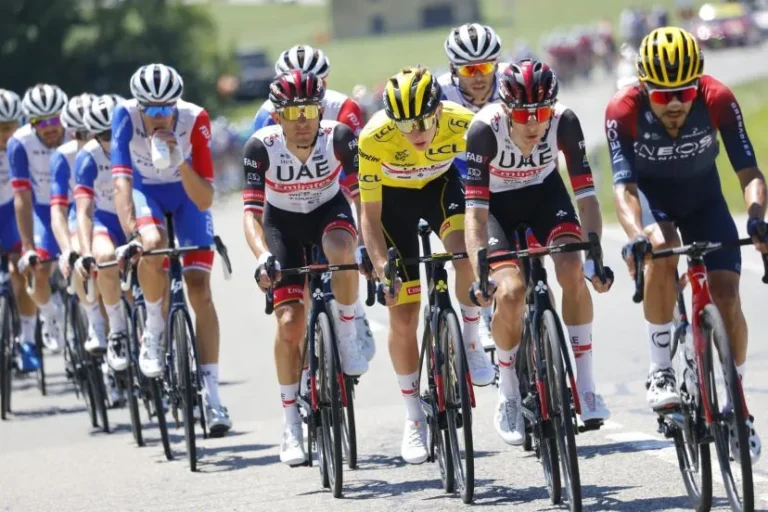 Peloton du Tour de France emmené par le maillot jaune